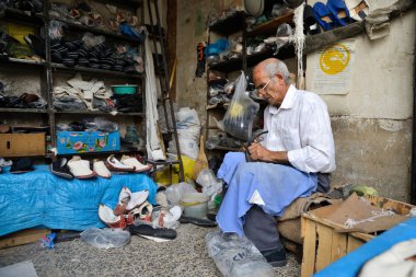 Adam ayakkabı bir pazarda, Iran onarır