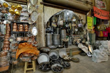 Bir pazarda, Iran geleneksel metal el sanatları