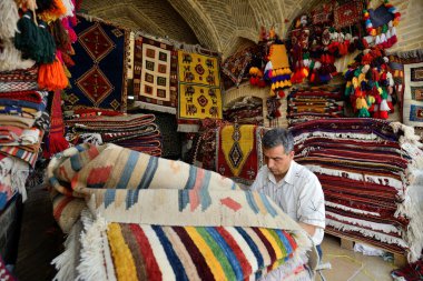 Bir pazarda, Iran geleneksel İran halıları