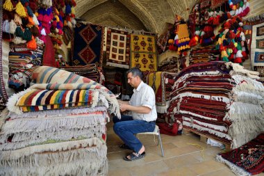 Bir pazarda, Iran geleneksel İran halıları