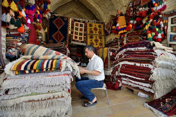 Traditionella iranska mattor på en marknad, Iran — Stockfoto