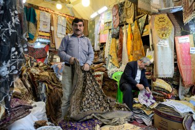 Adam geleneksel İran kumaşlar pazarında esnaf