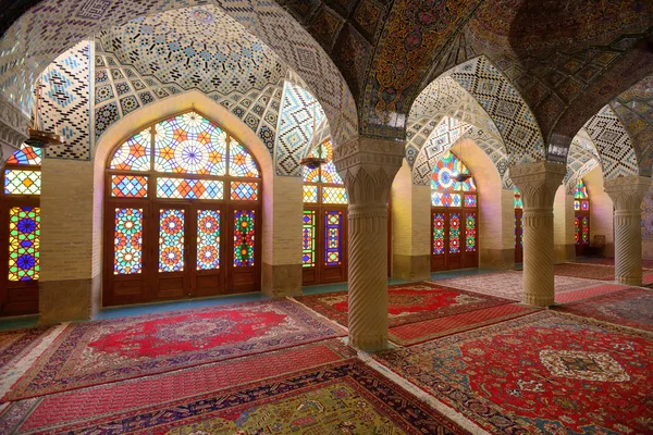 Interior da Mesquita Nasir al-Mulk em Shiraz, Irão — Fotografia de Stock