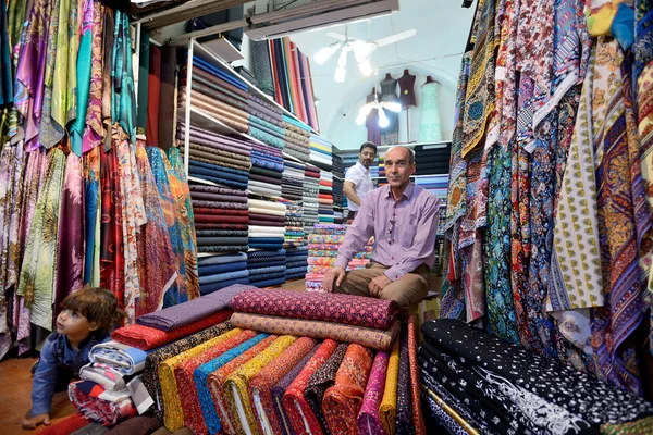 Adam geleneksel İran kumaşlar pazarında esnaf — Stok fotoğraf