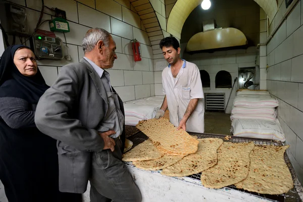 People trades bread in market — Stock Photo, Image