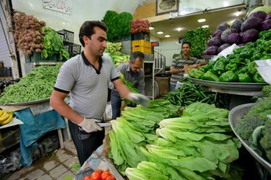 İnsanlar esnaf taze sebze ve meyve sokakta 