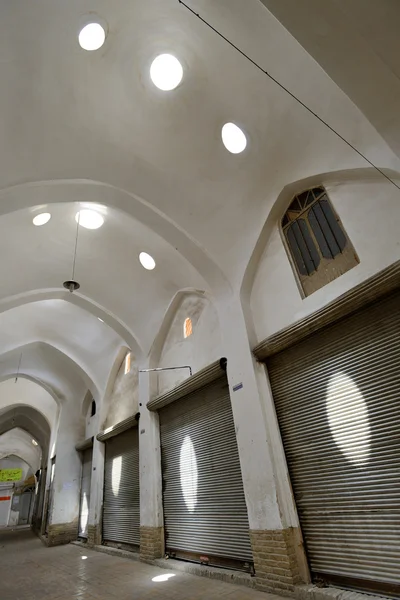 Typical interior of Bazaar (market) in Yazd, southern Iran — Stock Photo, Image