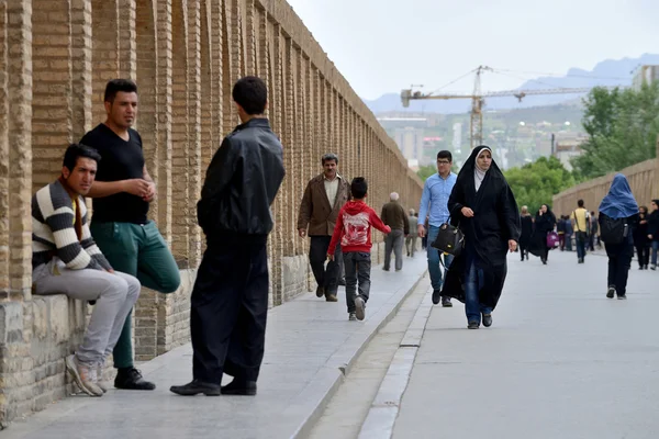 İnsanlar Siosepol Köprüsü'nde Isfahan, İran'ın — Stok fotoğraf