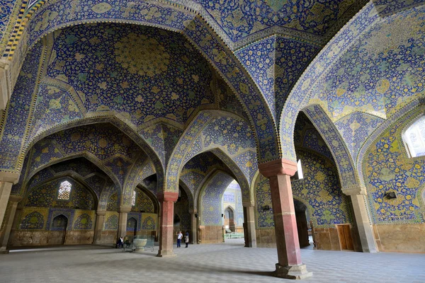 イスファハン、イランのエスファハーン モスクの内部 — ストック写真
