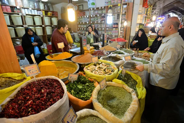 El hombre comercia comida y especias tradicionales iraníes — Foto de Stock