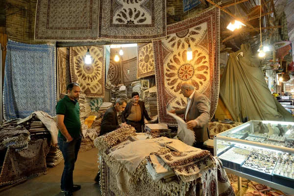 Souvenirs tradicionales iraníes en el mercado en Isfahán, Irán — Foto de Stock