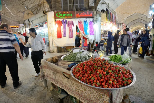 Adam meyve bir pazarda, Iran esnaf — Stok fotoğraf