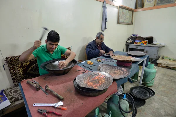 Homme fabriquant des souvenirs traditionnels roumains — Photo