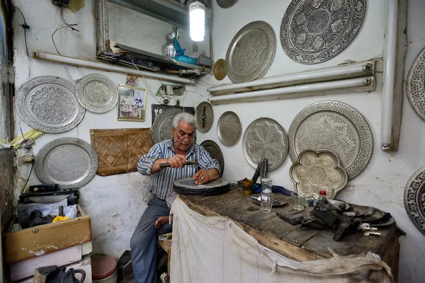 Homme fabriquant des souvenirs traditionnels roumains — Photo