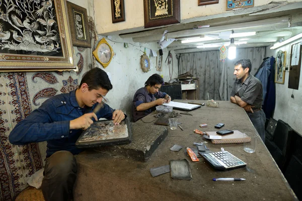 Homme fabriquant des souvenirs traditionnels roumains — Photo