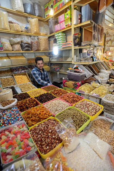 Geleneksel İran yemekleri ve Pazar Isfahan, İran'ın içinde baharatlar — Stok fotoğraf