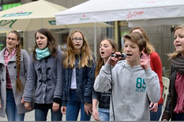 Müzisyen şarkı söyler ve dans