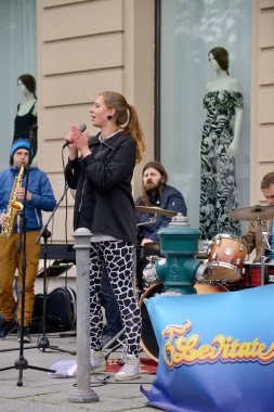 Müzisyen gitar çalıyor ve şarkı söyler