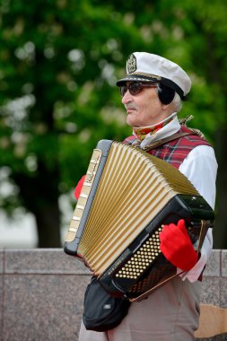 Akordeon oynarken müzisyenler