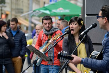 Sokakta müzisyen sings 