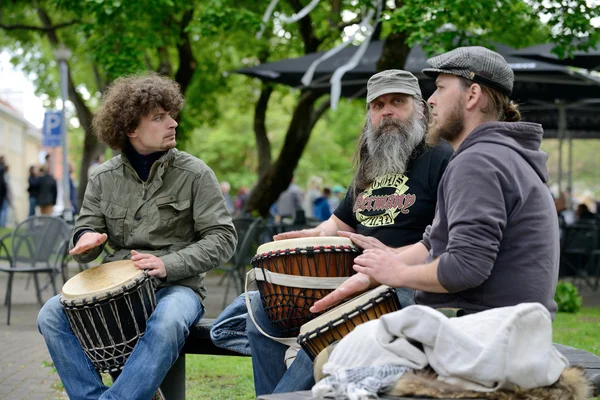 Músico toca bateria e outros instrumentos — Fotografia de Stock