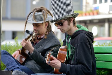 gitar çalan müzisyen