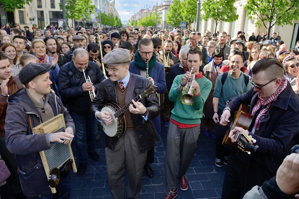 Músico canta na rua — Fotografia de Stock