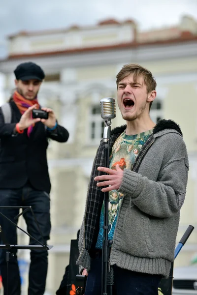 Músico canta na rua — Fotografia de Stock