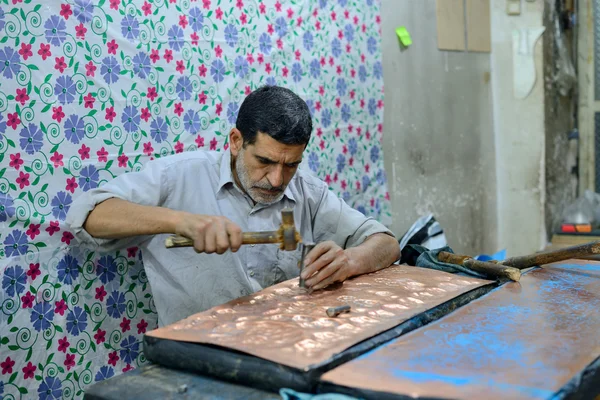 Homme fabriquant des souvenirs traditionnels roumains — Photo