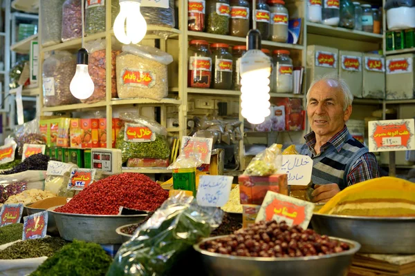 Adam geleneksel İran gıda ve baharat esnaf — Stok fotoğraf