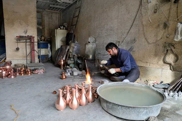 Homme fabriquant des souvenirs traditionnels roumains — Photo