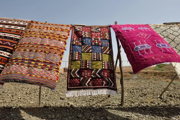 Tapis berbères traditionnels à vendre au Maroc — Photo