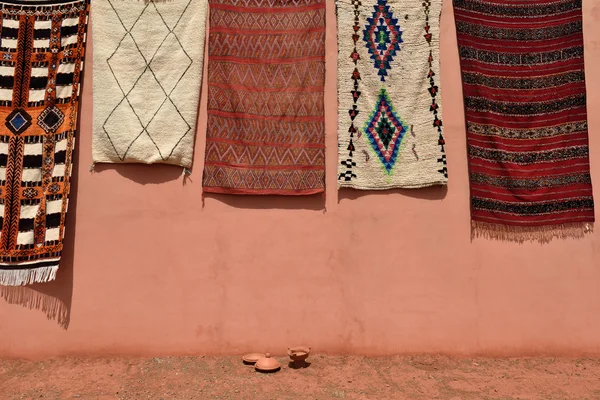 Tapetes berberes tradicionais para venda em Marrocos — Fotografia de Stock