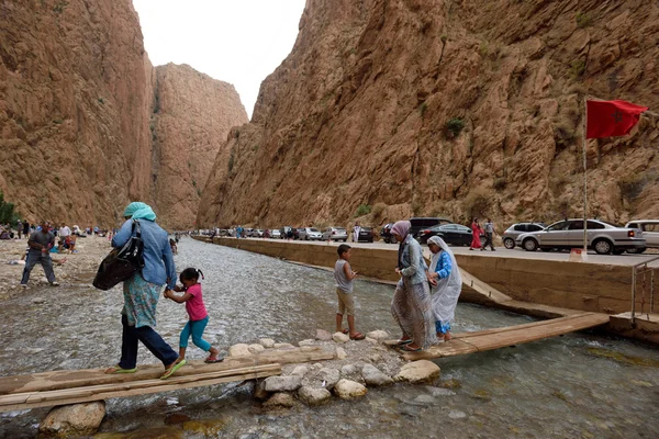 Les gens dans un canyon au Maroc — Photo