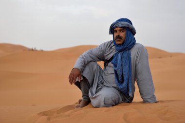 Bedouin man wears traditional clothing in Sahara desert 
