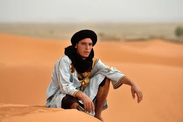 El hombre beduino viste ropa tradicional en el desierto del Sahara — Foto de Stock