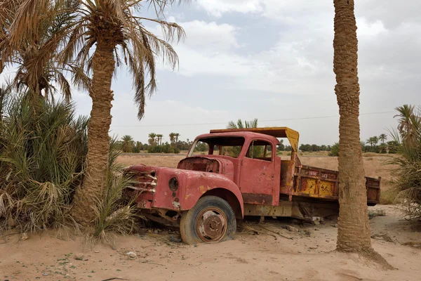 Carro abandonado no deserto do Saara, Marrocos — Fotografia de Stock