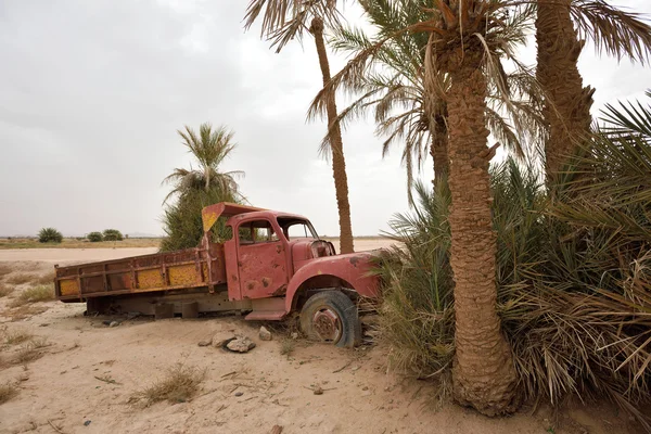 Verlassenes Auto in der Sahara-Wüste, Marokko — Stockfoto