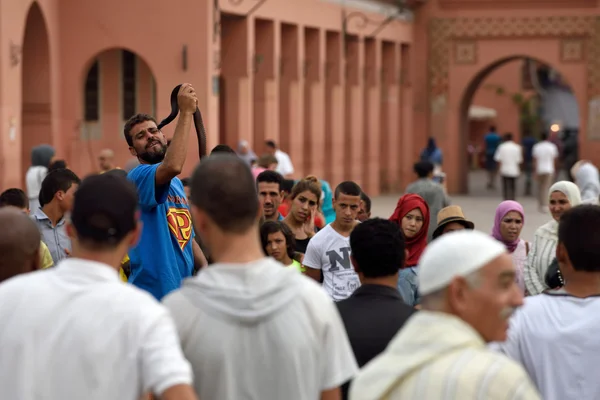 Yılan Jemaa el Fna Meydanı'nda dans adam — Stok fotoğraf