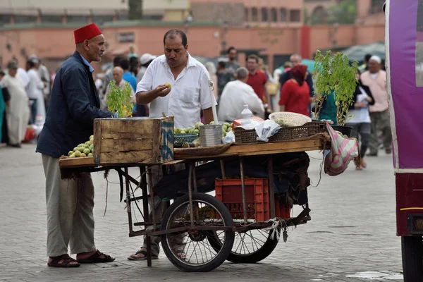 Ludzie sprzedaje żywności w placu Jemaa el Fna o zachodzie słońca — Zdjęcie stockowe