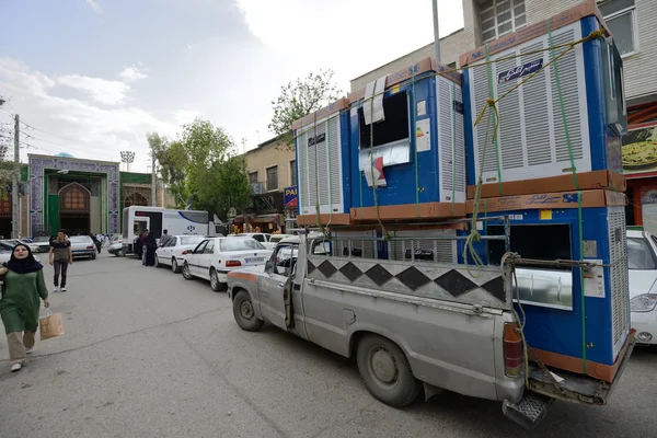 Overbelaste auto in een markt in Shiraz, Iran — Stockfoto