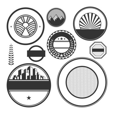 Beyaz arka plan üzerinde posta pulları kümesi