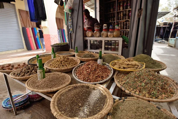 L'uomo commercia un spezie in un mercato — Foto Stock