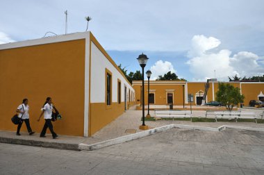 Meksika, Valladolid - 19 Temmuz 2023 Valladolid, Meksika 'nın merkezindeki renksiz dar bir sokakta kimliği belirsiz insanlar.