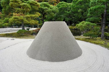 Ginkakuji Gümüş Köşkü 'ndeki kum bahçesi. Kyoto' nun doğu dağları boyunca uzanan bir Zen tapınağı. Higashiyama.