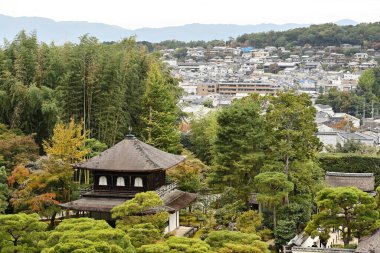 Kyoto, Japonya - 5 Kasım 2025: Japonya 'nın Sakyo-ku ilçesindeki Ginkakuji bahçelerinden görülen Kyoto şehri