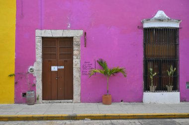 Merida, Meksika - 20 Temmuz 2023: Merida şehrinin eski şehri Yucatan 'ın caddesinde renkli koloni tarzı binalar