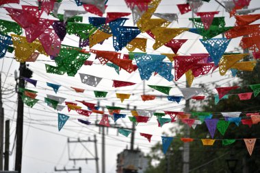 San Miguel de Allende, Meksika - 8 Temmuz 2023: San Miguel de Allende, Meksika 'da renkli sokak dekorasyonları. San Miguel de Allende, Meksika 'nın merkezinde sömürge döneminden kalma bir şehir.
