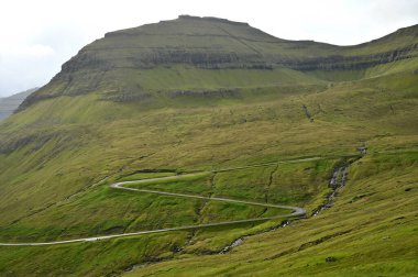 Danimarka 'nın Faroe Adaları' nda boş, yalnız, dar bir yol.