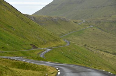 Danimarka 'nın Faroe Adaları' nda boş, yalnız, dar bir yol.